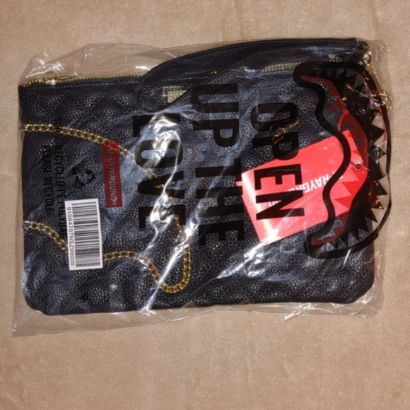 ๐SPRAYGROUND ๐Leveled Up SPLIT QUILT Shark Crossbody Clutch want it Now! - Picture 15 of 15